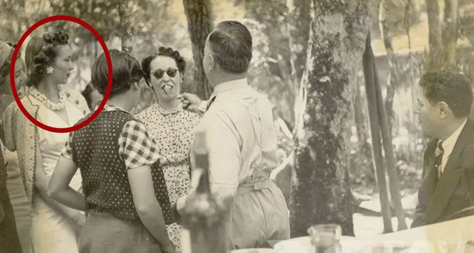 Aimée Sotto Mayor, ringed in red, Alzira Vargas with sunglasses and President Vargas
