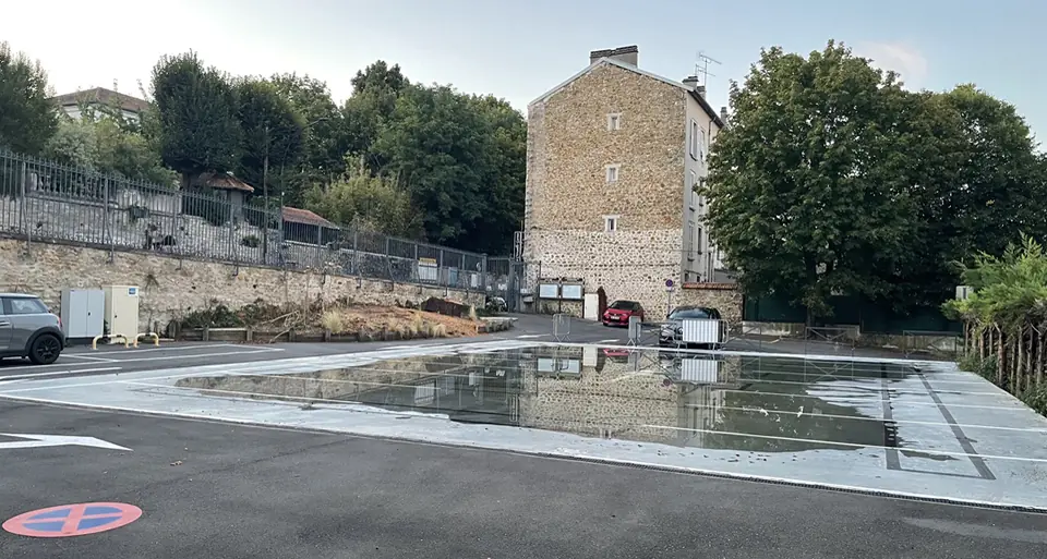 The “square du Cèdre Impérial”, 29 August 2025, after a rainy day: the concrete stub set up by the municipality does not let rainwater reach the roots of the cedar