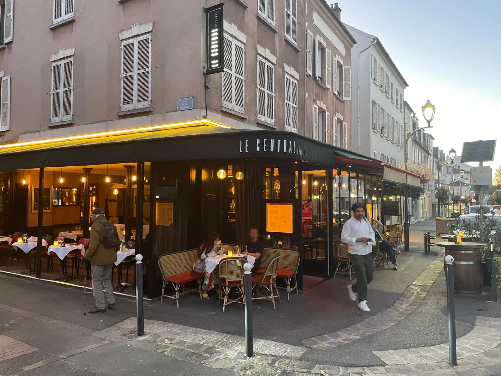 La terrasse chauffée du Central à la tombée du jour