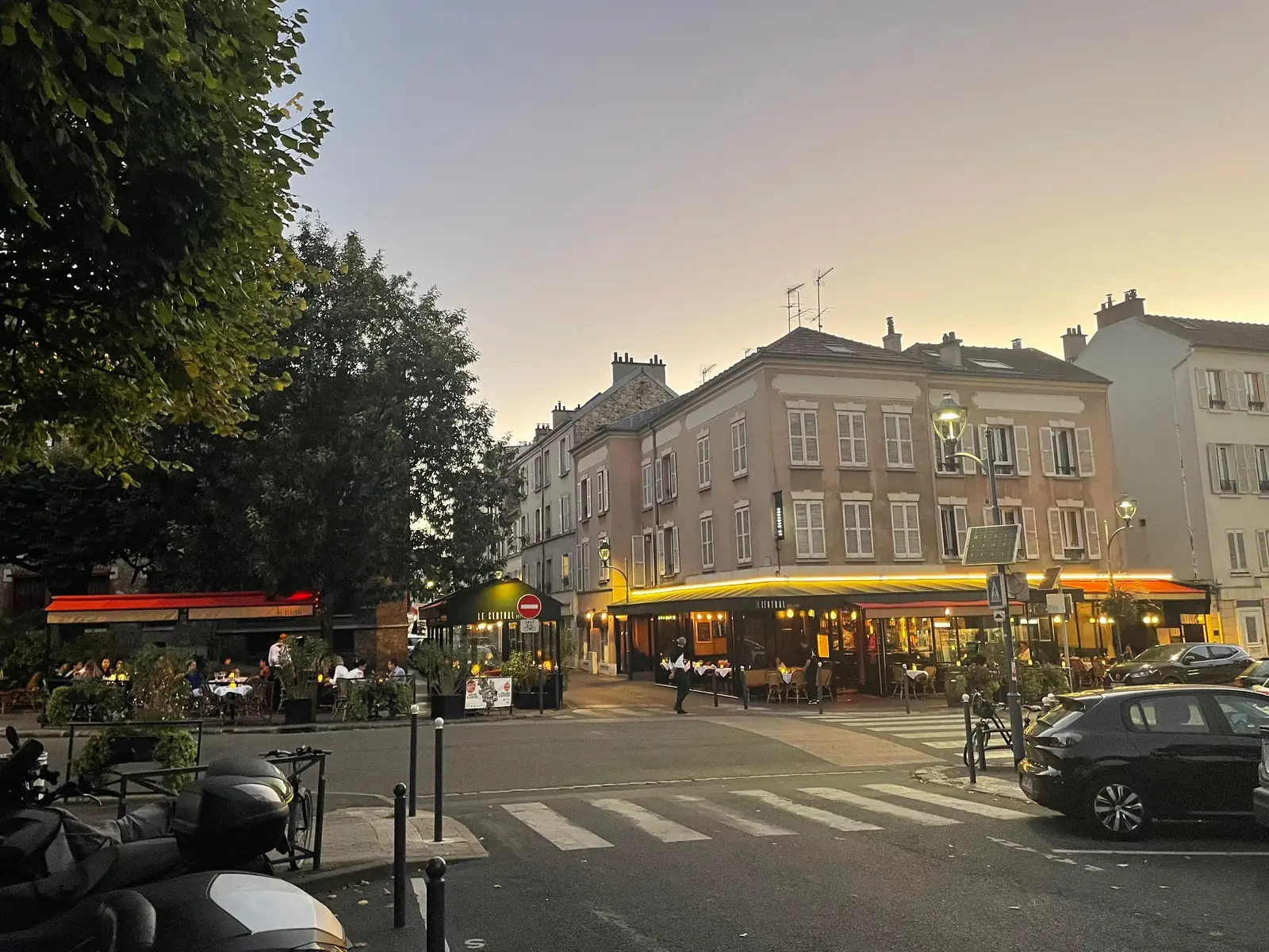 Le carrefour de Bellevue le soir, Le Central éclairé